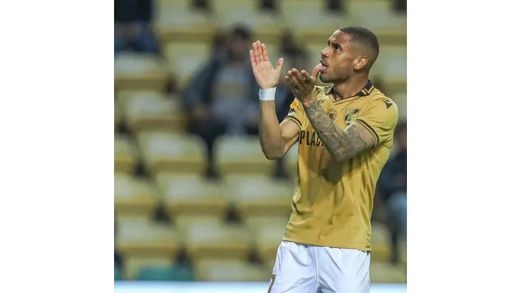 O atacante defende o Vitória de Guimarães há duas temporadas - Foto: divulgação/Instagram
