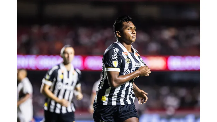Atacante comemorou de forma polêmica neste domingo - Foto: Abner Dourado/AGIF