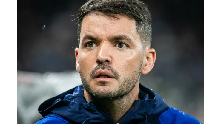 Nicolas Larcamon técnico do Cruzeiro durante partida contra o America-MG no estadio Mineirao pelo campeonato Mineiro 2024. Foto: Fernando Moreno/AGIF