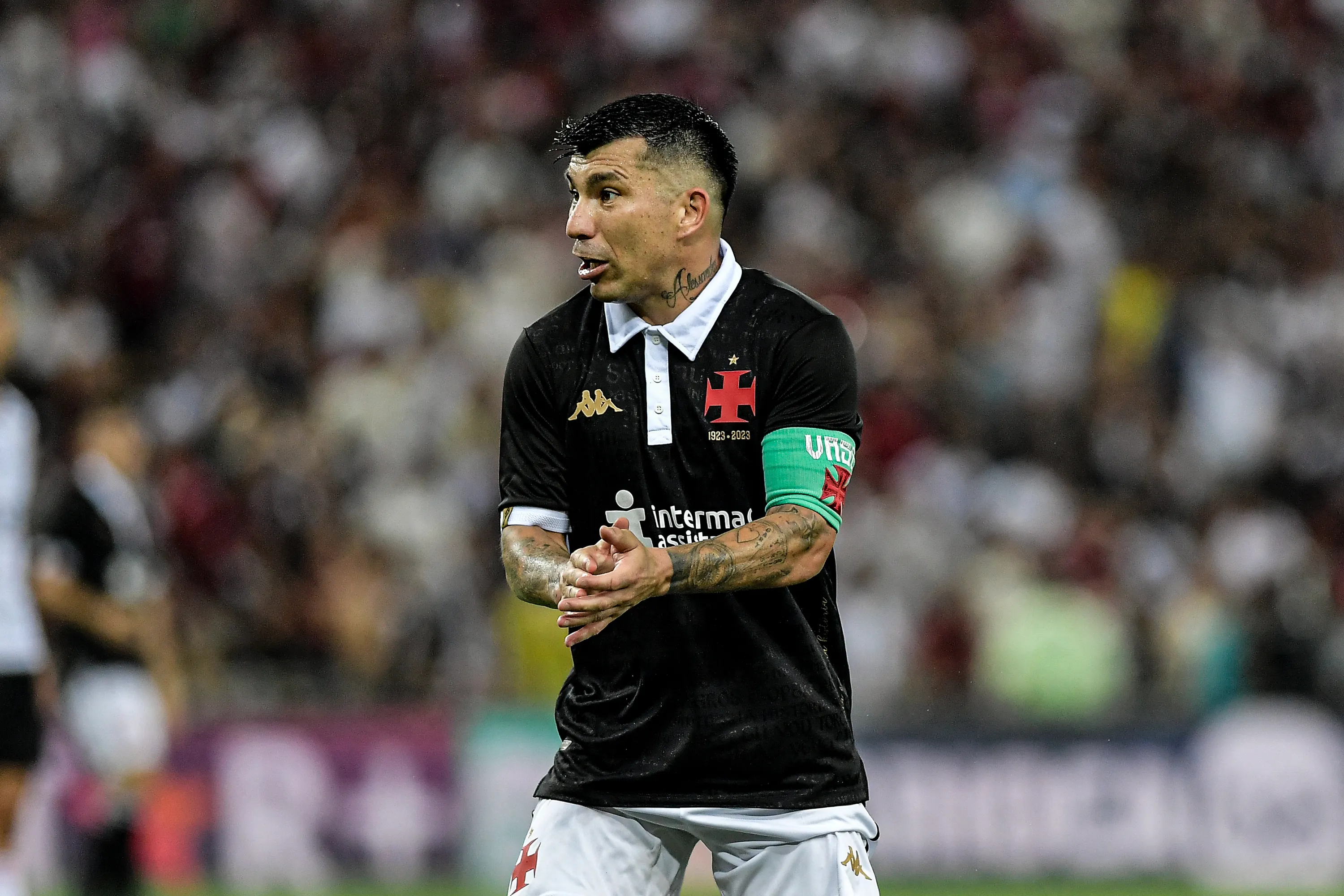 Medel jogador do Vasco durante partida contra o Flamengo no Maracanã  pelo campeonato Carioca 2024. Foto: Thiago Ribeiro/AGIF