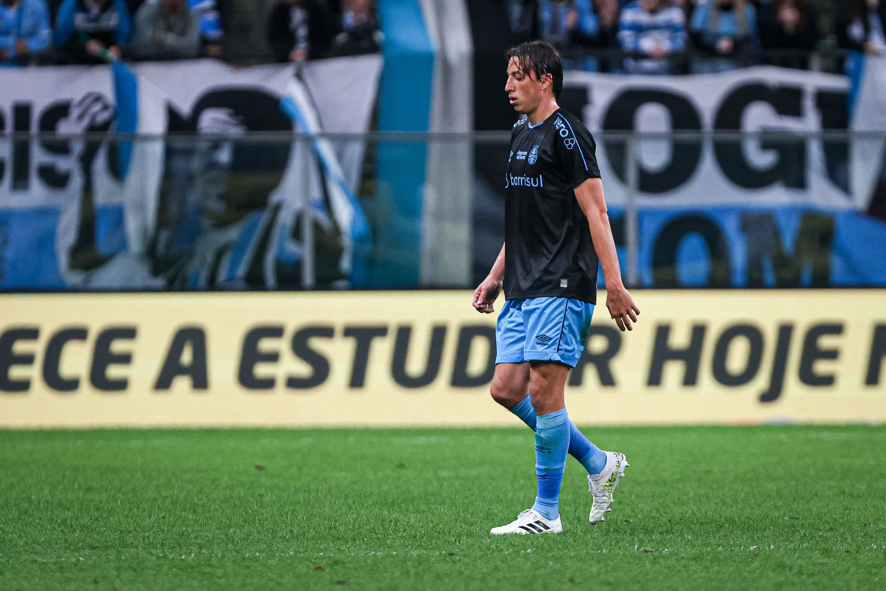 Pedro Geromel jogador do Grêmio durante partida contra o Cruzeiro na Arena do Grêmio pelo campeonato Brasileiro A 2023. Foto: Maxi Franzoi/AGIF