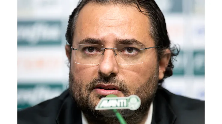 Diretor de Futebol Alexandre Mattos fala aos jornalista durante coletiva de imprensa. Foto: Daniel Vorley/AGIF