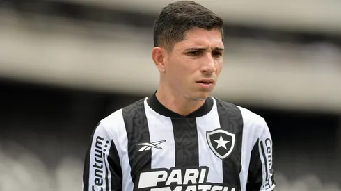 Foto: Thiago Ribeiro/AGIF – Savarino durante confronto contra o Sampaio Corrêa no Carioca 2024.