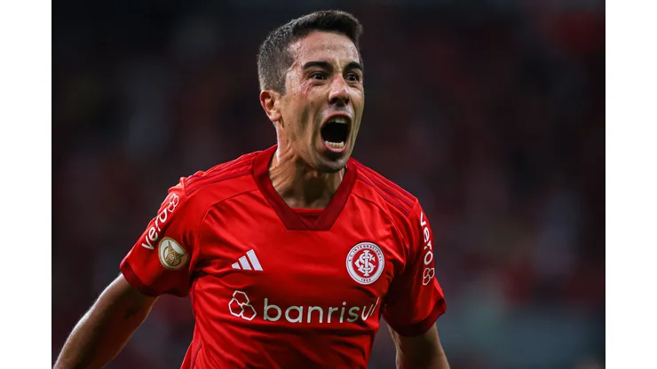 Carlos De Pena jogador do Internacional comemora seu gol durante partida contra o Goias no estadio Beira-Rio pelo campeonato BRASILEIRO A 2023. Foto: Maxi Franzoi/AGIF