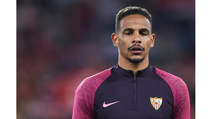 Fernando Reges durante partida pelo Sevilla. (Photo by Fran Santiago/Getty Images)