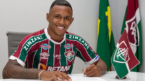 Reprodução/Fluminense- Marquinhos assinando contrato com o Flu