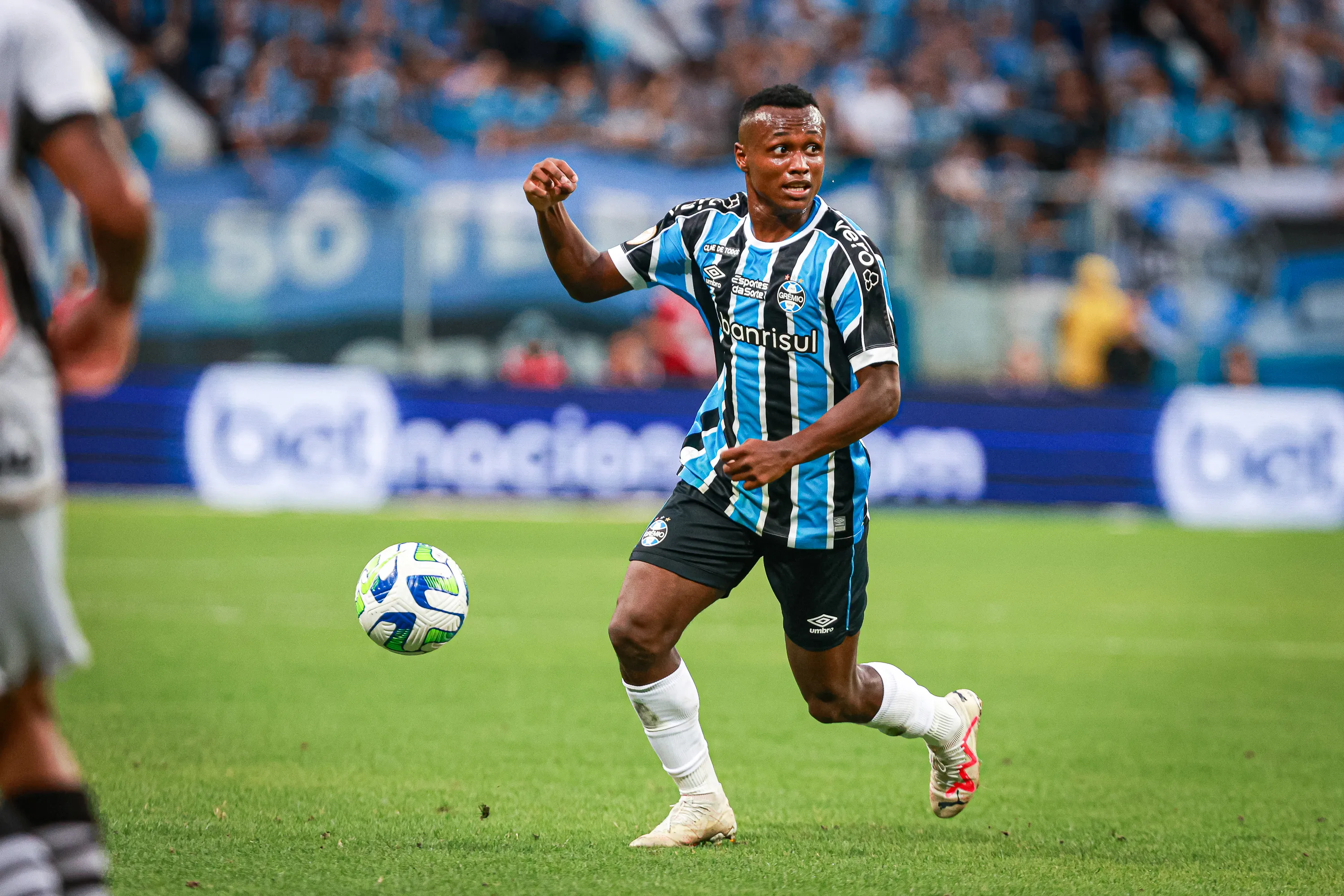 Nathan Fernandes jogador do Grêmio durante partida contra o Vasco no estádio Arena do Grêmio pelo campeonato Brasileiro A 2023. Foto: Maxi Franzoi/AGIF