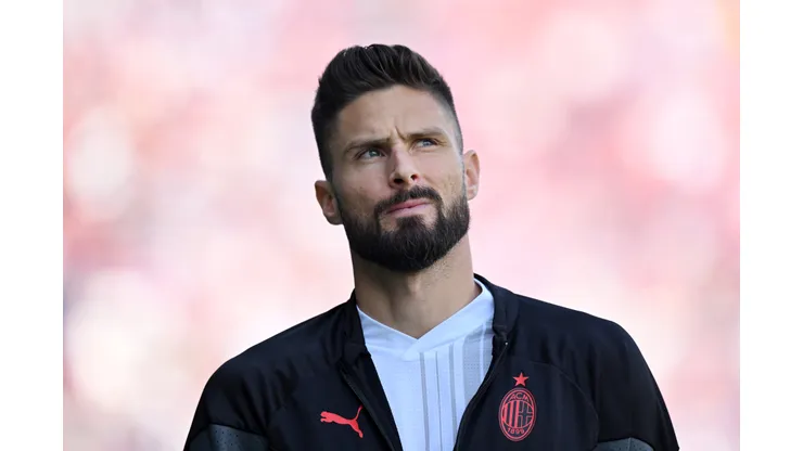Olivier Giroud indo para o banco durante partida do Milan. (Foto Alessandro Sabattini/Getty Images)