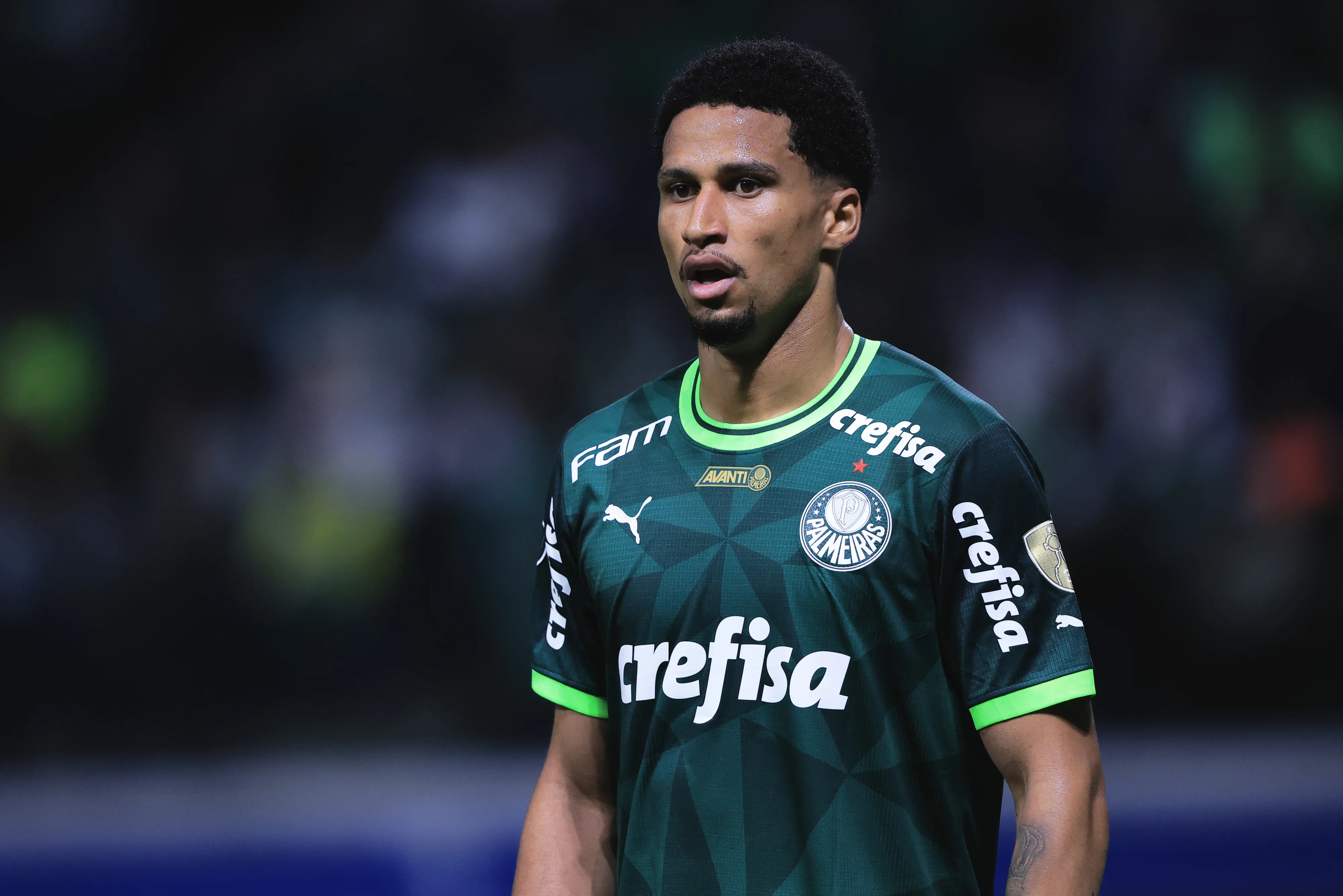 Zagueiro palmeirense fez falta dura em Yuri Alberto - Foto: Ettore Chiereguini/AGIF