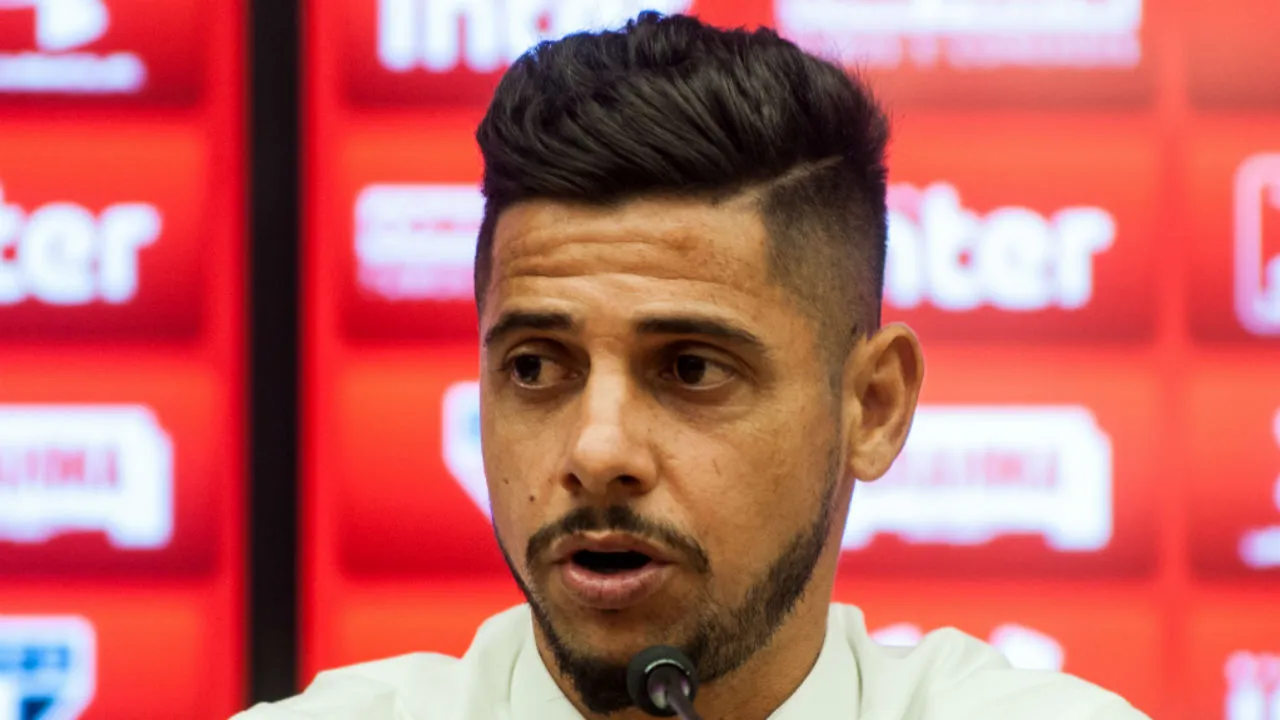 Cicinho é comentarista esportivo - Foto: Reprodução/Twitter