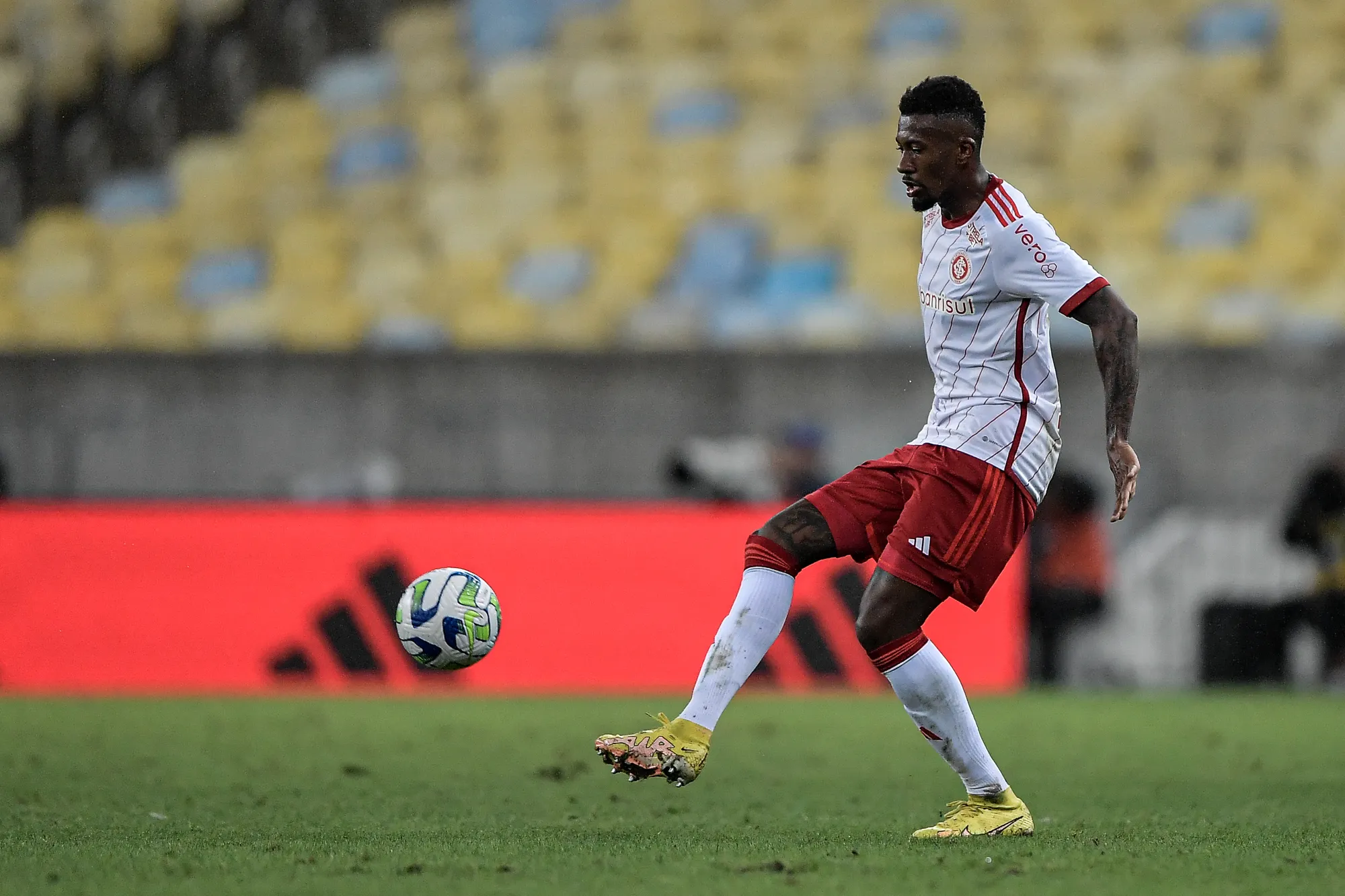 Igor Gomes jogador do Internacional durante partida contra o Flamengo no estádio Maracanã pelo campeonato Brasileiro A 2023. Foto: Thiago Ribeiro/AGIF