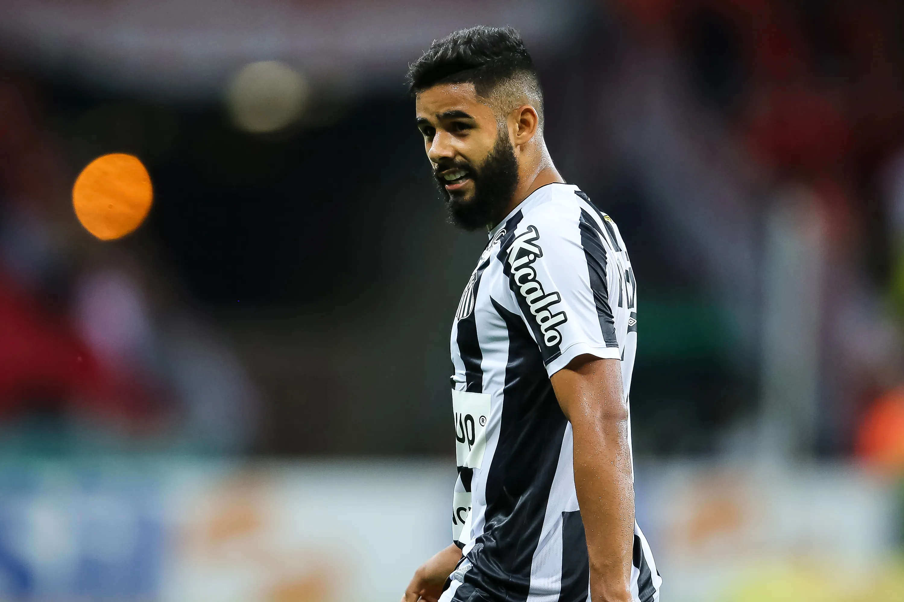 Felipe Jonatan é uma das opções na lateral - Foto: Pedro H. Tesch/AGIF