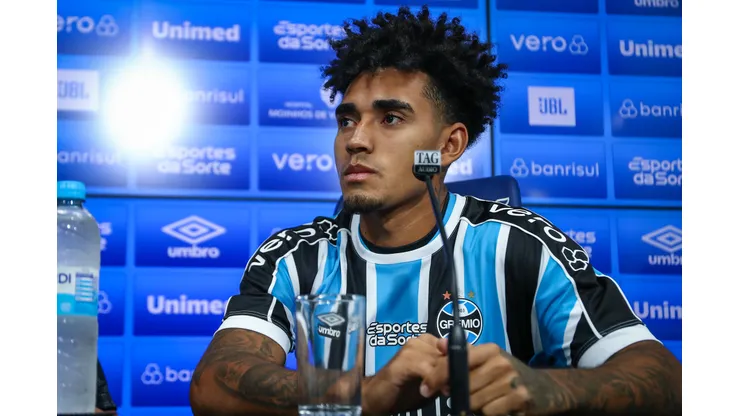 Vice-presidente de futebol Antonio Brum, apresenta o volante Du Queiroz como novo reforço do Grêmio para a temporada 2024. FOTO: LUCAS UEBEL/GREMIO FBPA