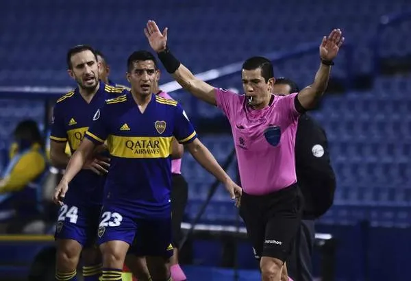 Andrés Rojas apita jogo do Boca Junior – Foto: Twitter/EFE