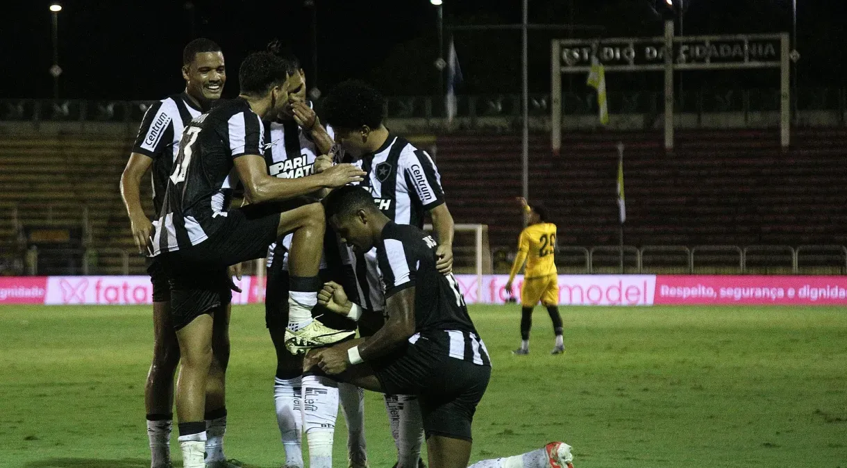 Jogadores do Botafogo comemoram gol em partida contra o Votla Redonda – Foto: Vítor Silva/Botafogo