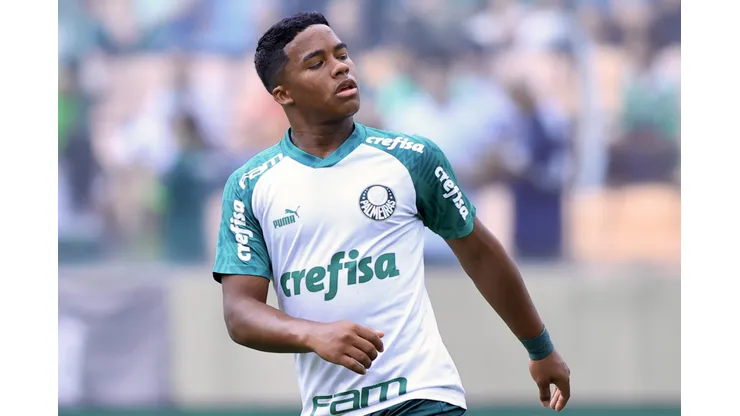 SP - BARUERI - 08/10/2023 - BRASILEIRO A 2023, PALMEIRAS X SANTOS - Endrick jogador do Palmeiras durante aquecimento antes da partida contra o Santos no estadio Arena Barueri pelo campeonato Brasileiro A 2023. Foto: Marcello Zambrana/AGIF