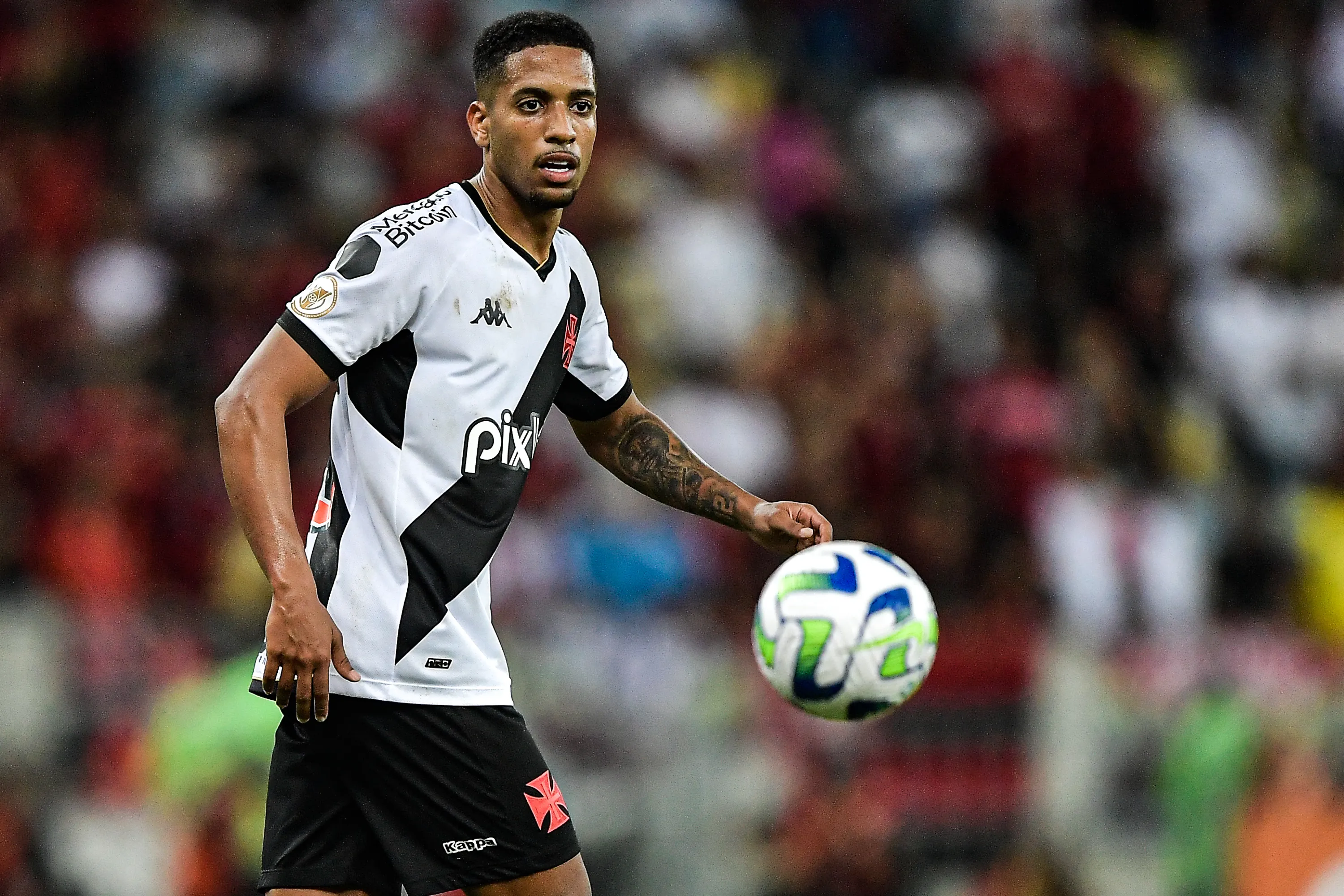 Miranda jogador do Vasco durante partida contra o Flamengo no  Maracanã pelo campeonato BRASILEIRO A 2023. Foto: Thiago Ribeiro/AGIF