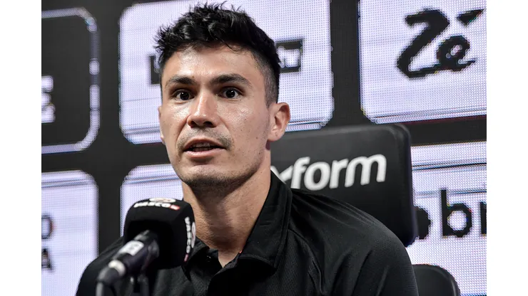 Galdames fala aos jornalista durante sua apresentação oficial como jogador do Vasco em coletiva de imprensa realizada no Sao Januario. Foto: Thiago Ribeiro/AGIF
