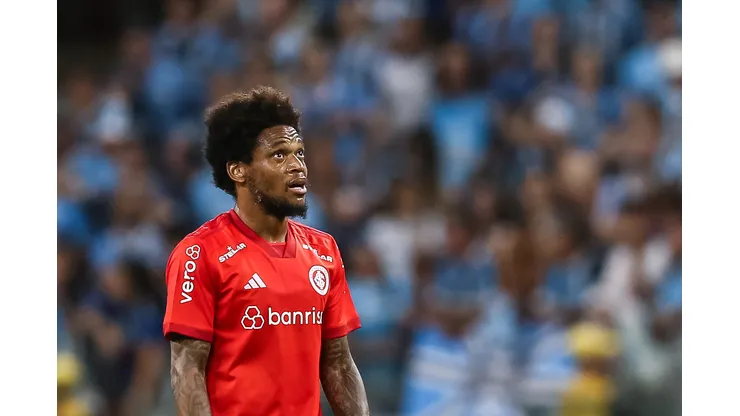 Foto: Pedro H. Tesch/AGIF - Luiz Adriano tem situação atualizada no Internacional.