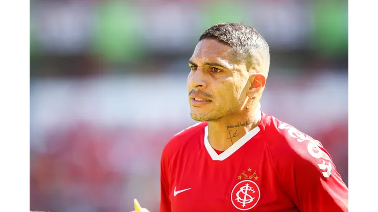 Paolo Guerrero jogador do Internacional reclama com a arbitragem durante partida contra o Corinthians. Foto: Pedro H. Tesch/AGIF