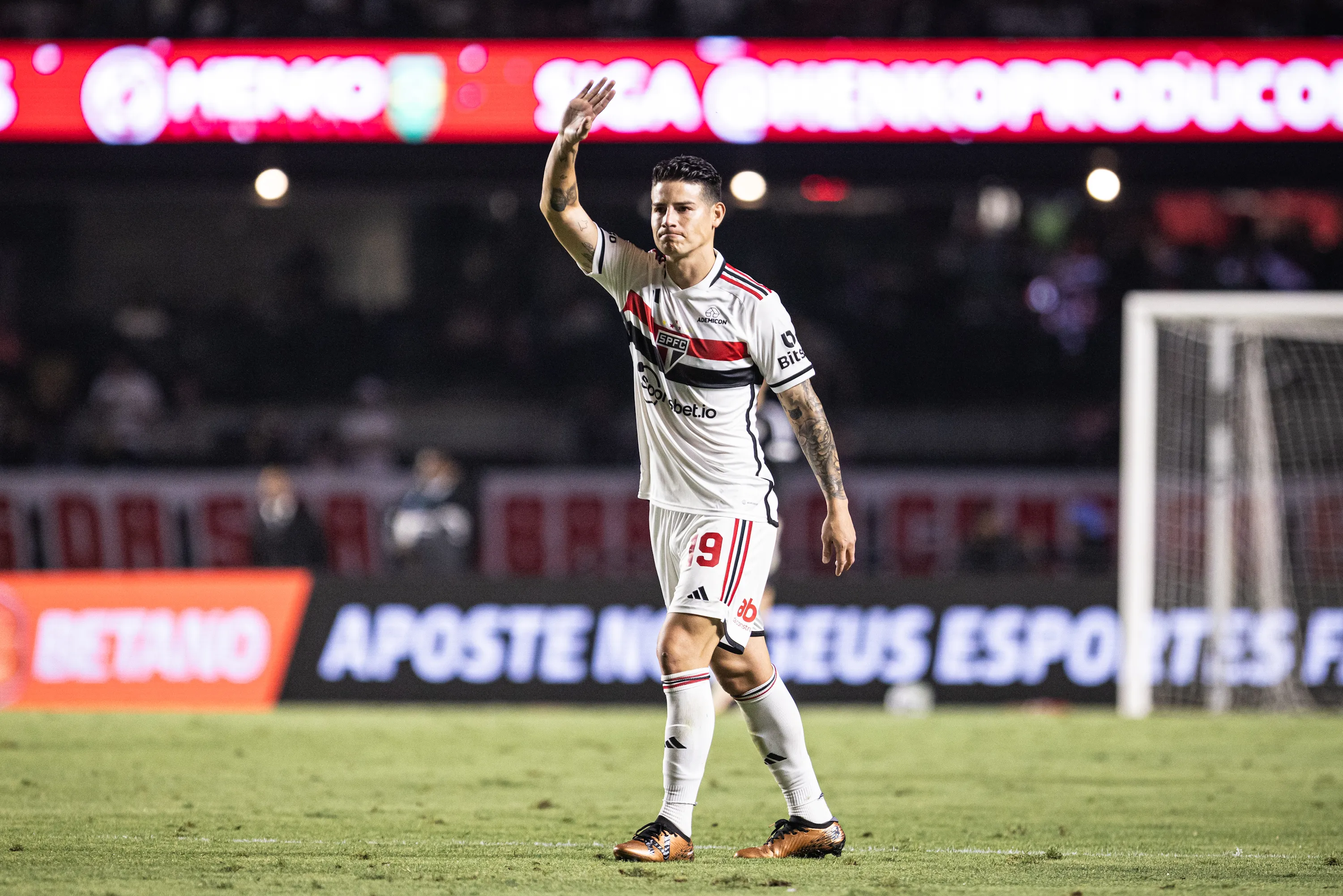Foto: Abner Dourado/AGIF – James tem passagem apagada no São Paulo.