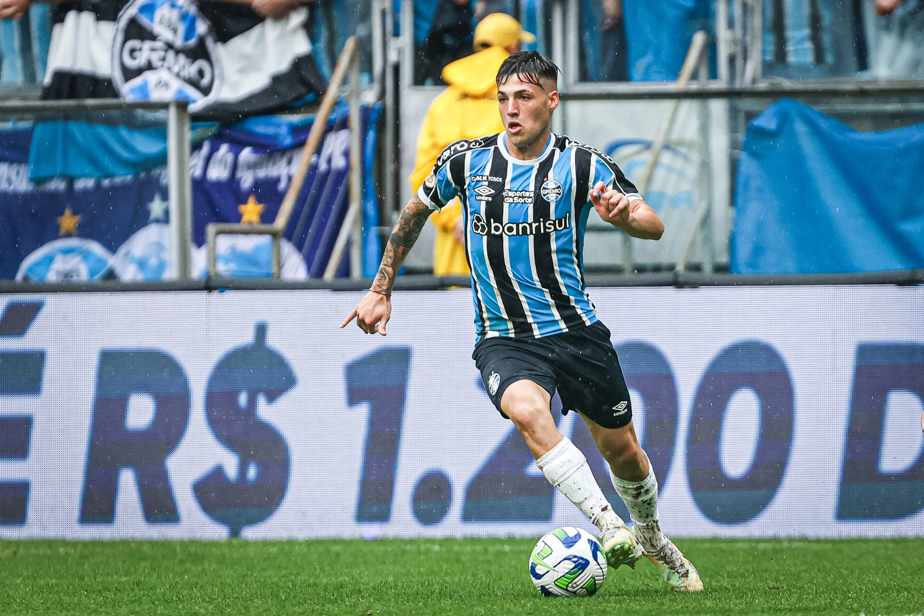 Lucas Besozzi jogador do Grêmio durante partida contra o Corinthians na Arena do Grêmio pelo campeonato Brasileiro A 2023. Foto: Maxi Franzoi/AGIF