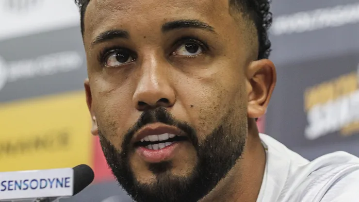 Jorge durante sua apresentação oficial como jogador do Santos em coletiva de imprensa realizada no CT Rei Pele. Foto: Reinaldo Campos/AGIF