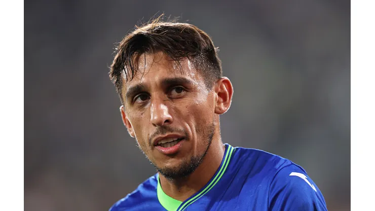 ELCHE, SPAIN - OCTOBER 31: Damián Suárez of Getafe CF leaves the pitch injured during the LaLiga Santander match between Elche CF and Getafe CF at Estadio Manuel Martinez Valero on October 31, 2022 in Elche, Spain. (Photo by Clive Brunskill/Getty Images)