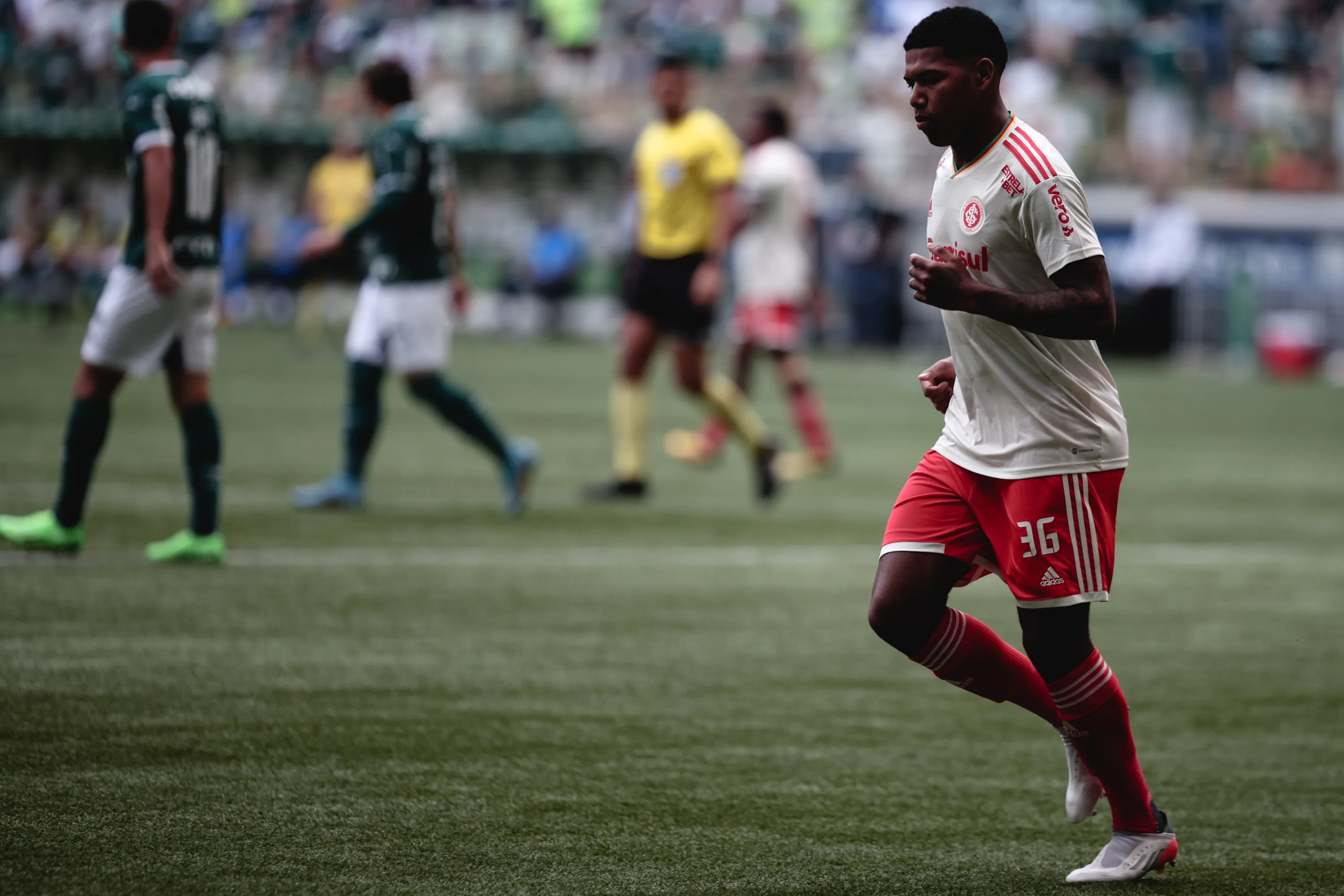 Thauan Lara jogador do Internacional durante partida contra o Palmeiras na Arena Allianz Parque pelo campeonato Brasileiro A 2022. Foto: Ettore Chiereguini/AGIF