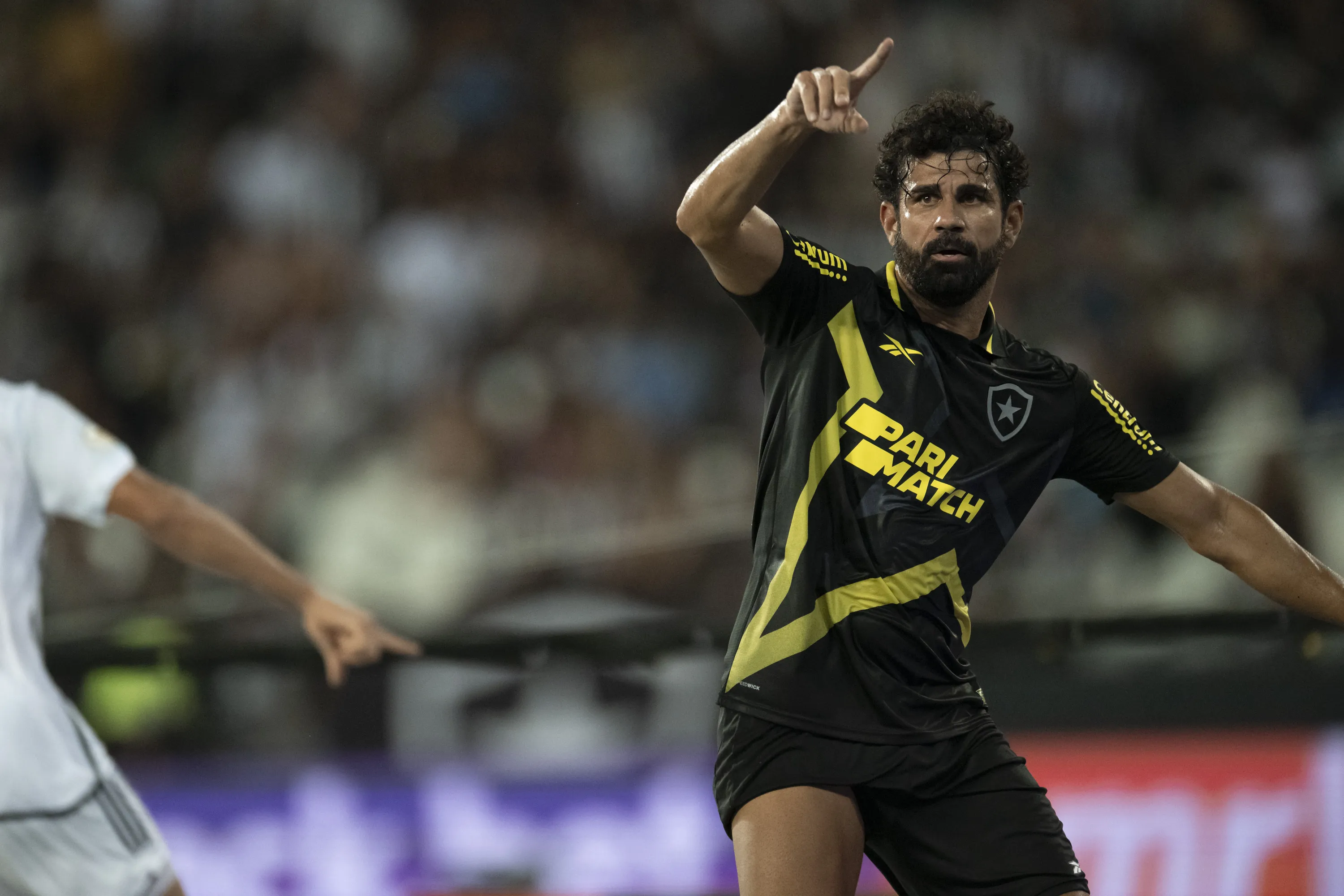 Diego Costa no Botafogo durante partida contra o Cruzeiro no Nilton Santos pelo campeonato Brasileiro A 2023. Foto: Jorge Rodrigues/AGIF