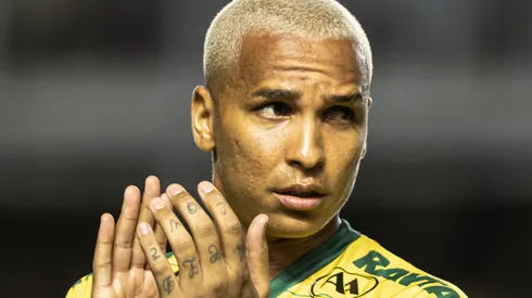 Deyverson jogador do Cuiabá durante partida contra o Santos no estádio Vila Belmiro pelo campeonato Brasileiro A 2023. Atacante deve jogar em 'rival' do Grêmio. Foto: Abner Dourado/AGIF