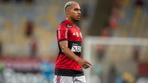 Foto: Thiago Ribeiro/AGIF - Matheuzinho tem situação atualizada no Corinthians.