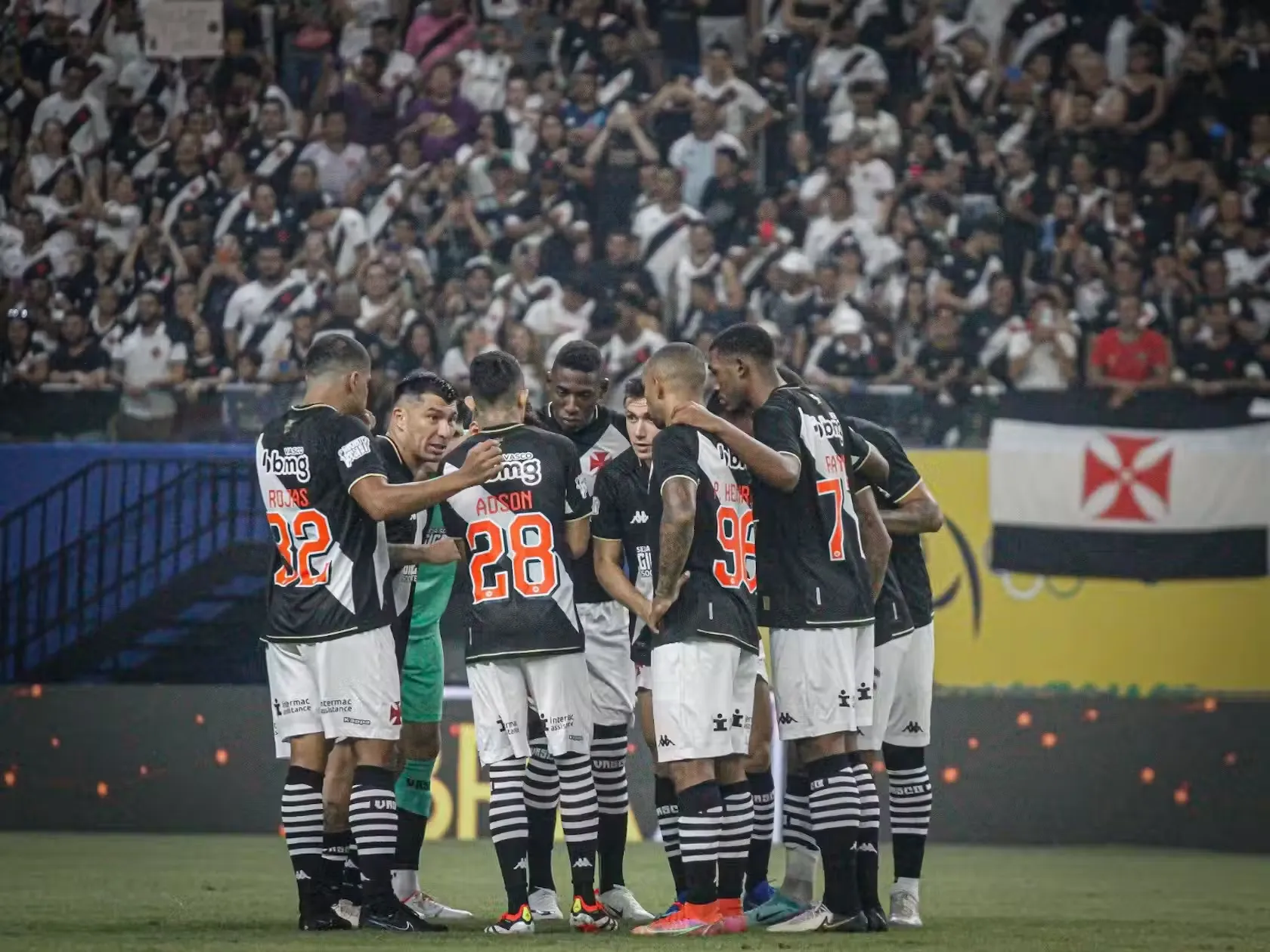 Jogadores do Vasco reunidos no gramado – Foto: Twitter/Vasco