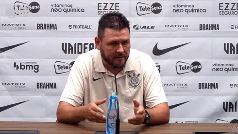 Thiago Kosloski em entrevista pelo Corinthians – Foto: Reprodução/Corinthians