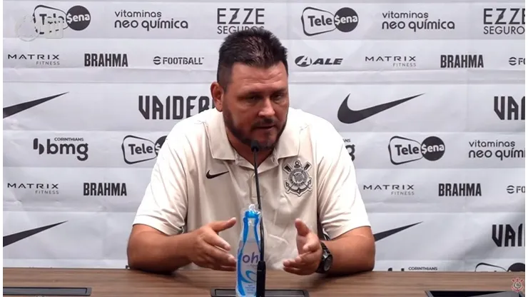 Thiago Kosloski em entrevista pelo Corinthians - Foto: Reprodução/Corinthians