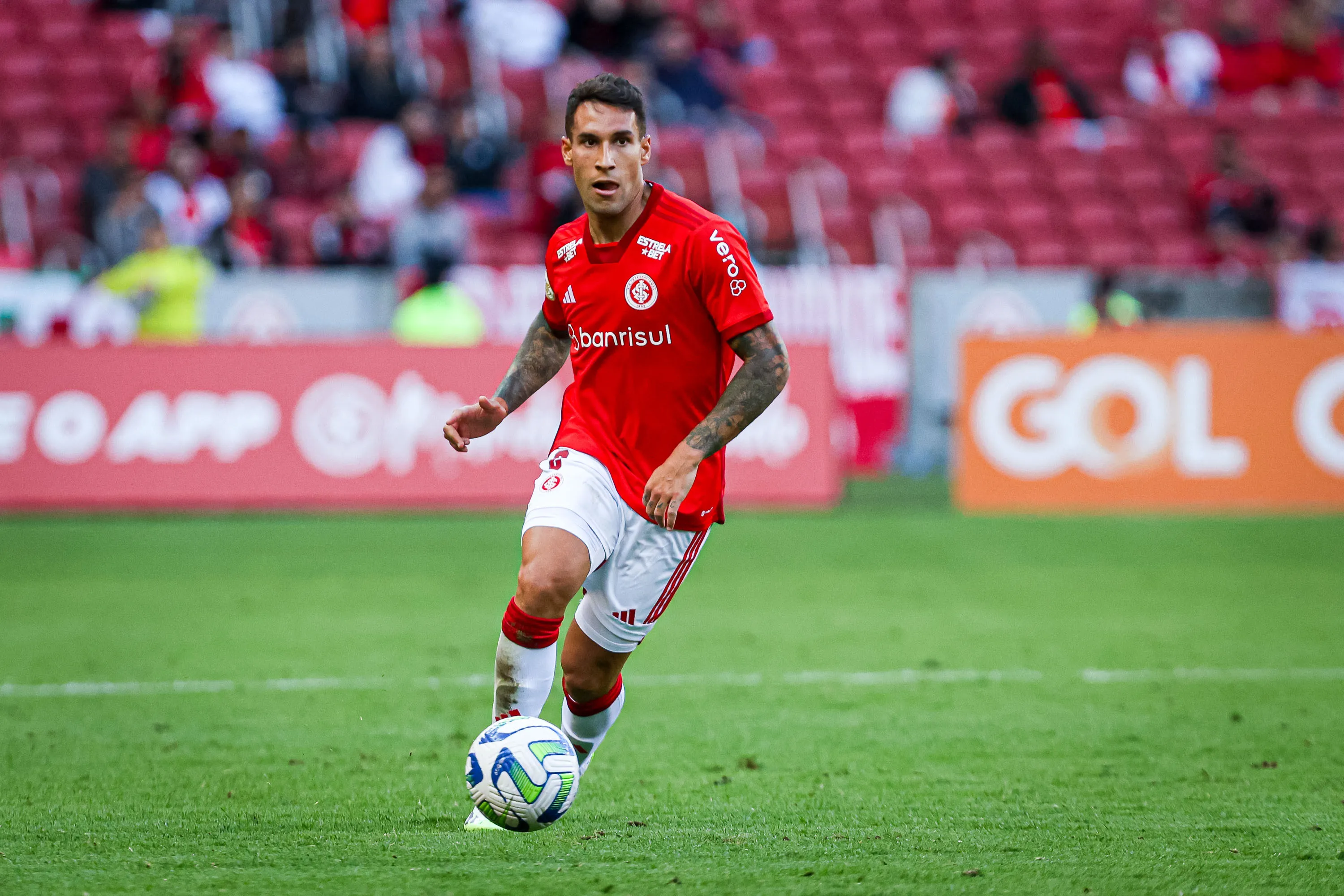 Hugo Mallo jogador do Internacional durante partida contra o Fortaleza no estádio Beira-Rio pelo campeonato Brasileiro A 2023. Foto: Maxi Franzoi/AGIF