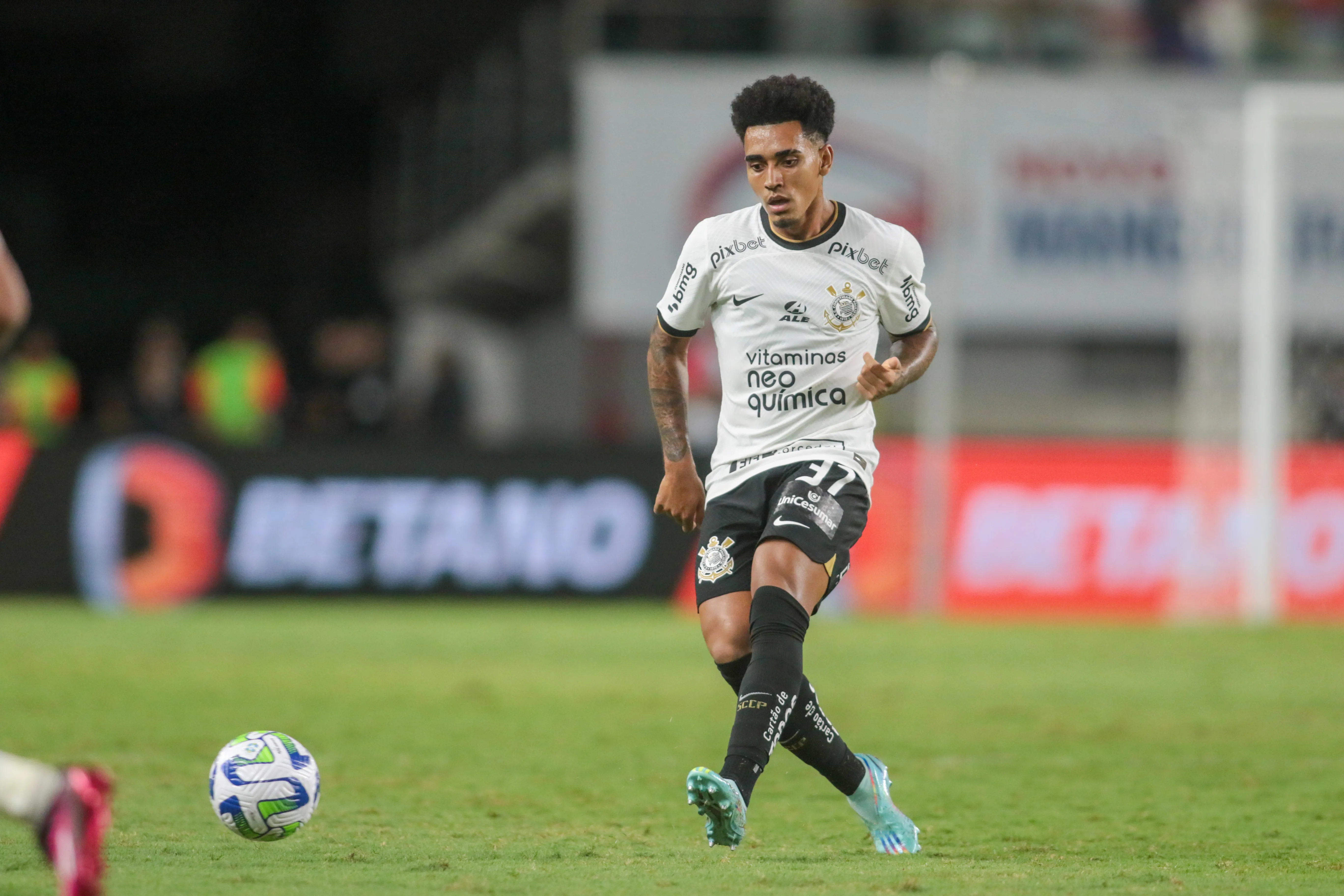 Foto: Fernando Torres/AGIF – Du Queiróz em ação com a camisa do Corinthians.