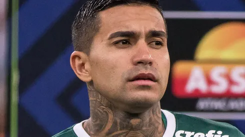 Dudu jogador do Palmeiras durante execução do hino nacional antes da partida contra o Athletico-PR no estádio Arena da Baixada pelo campeonato Brasileiro A 2022. Foto: Robson Mafra/AGIF