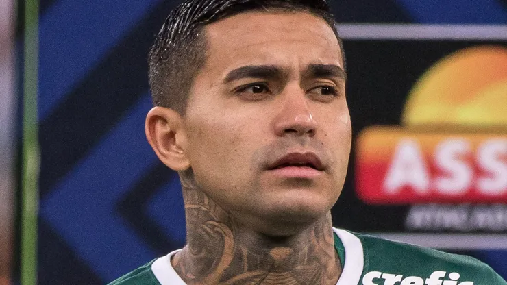 Dudu jogador do Palmeiras durante execução do hino nacional antes da partida contra o Athletico-PR no estádio Arena da Baixada pelo campeonato Brasileiro A 2022. Foto: Robson Mafra/AGIF