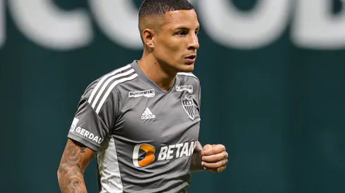 Guilherme Arana jogador do Atletico-MG durante aquecimento antes da partida contra o Cruzeiro no estadio Arena MRV pelo campeonato Mineiro 2024. Foto: Gilson Lobo/AGIF