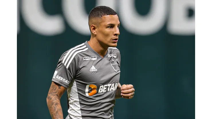 Guilherme Arana jogador do Atletico-MG durante aquecimento antes da partida contra o Cruzeiro no estadio Arena MRV pelo campeonato Mineiro 2024. Foto: Gilson Lobo/AGIF