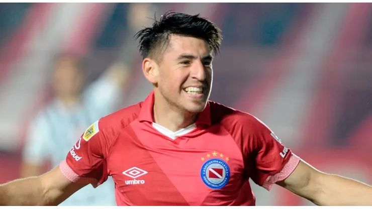 Lucas Villalba em sua passagem pelo Argentinos Juniors. Foto: Reprodução/Argentinos Juniors