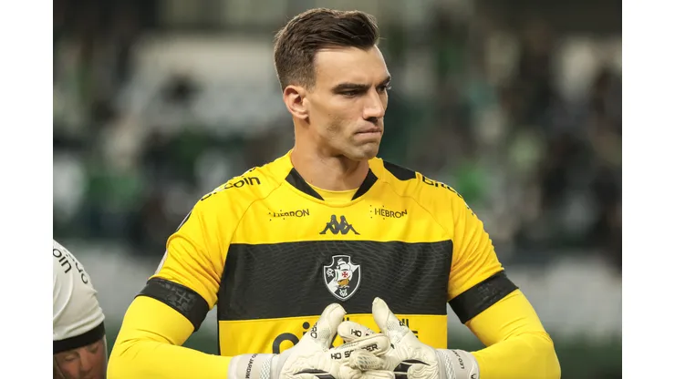 Leo Jardim goleiro do Vasco durante o hino nacional antes da partida contra o Coritiba no estadio Couto Pereira pelo campeonato BRASILEIRO A 2023. Foto: Robson Mafra/AGIF