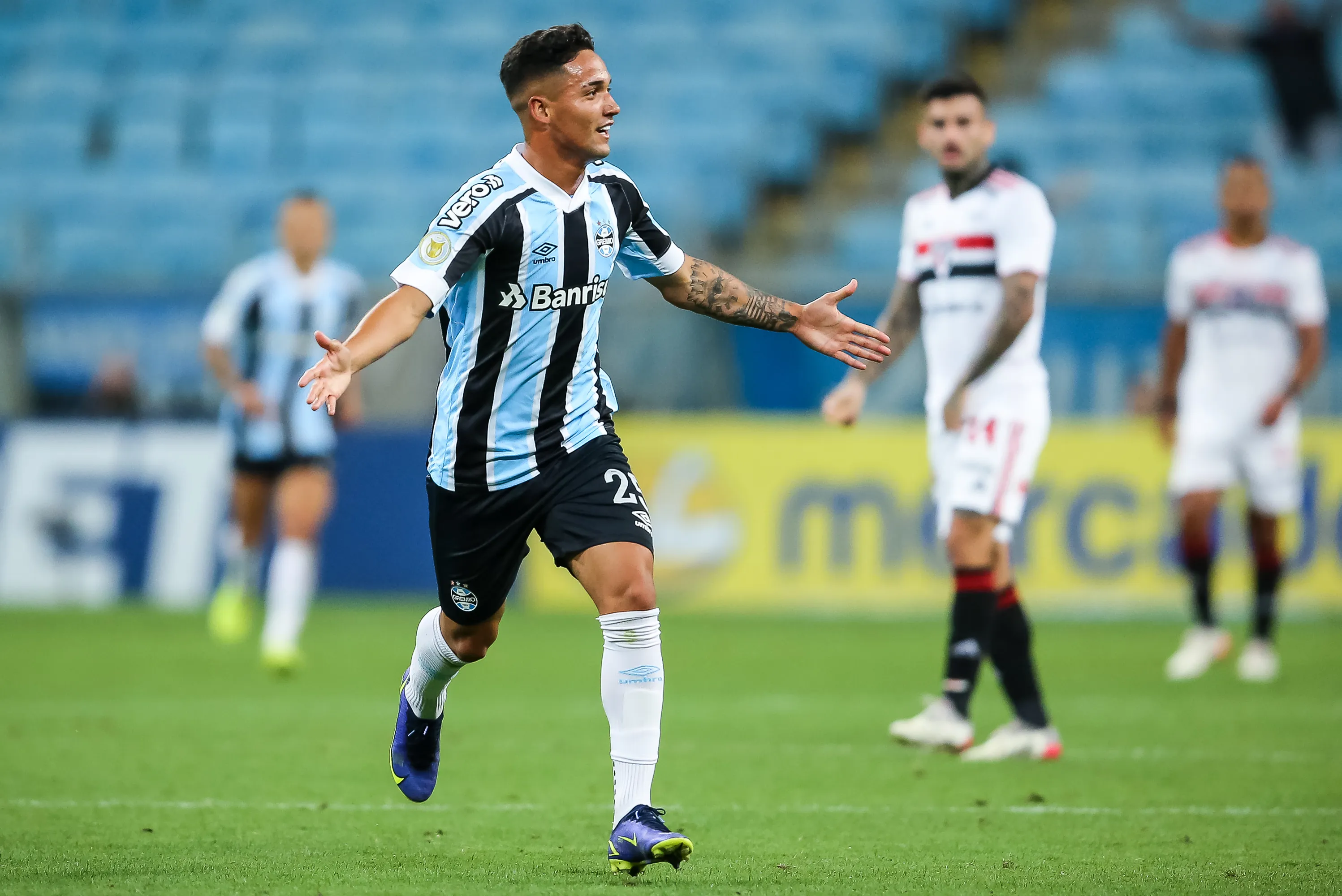 Jhonata Robert jogador do Grêmio comemora seu gol durante partida contra o São Paulo no estadio Arena do Grêmio pelo campeonato Brasileiro A 2021. Foto: Pedro H. Tesch/AGIF