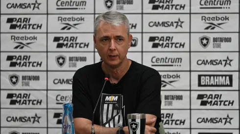 Tiago Nunes, técnico do Botafogo durante partida contra o Nova Iguaçu no estádio Bezerrão pelo campeonato Carioca 2024. Foto: Helio Montferre/AGIF