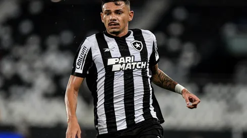Foto: Thiago Ribeiro/AGIF – Tiquinho fala sobre permanência no Botafogo.