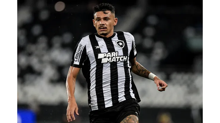 Foto: Thiago Ribeiro/AGIF - Tiquinho fala sobre permanência no Botafogo.