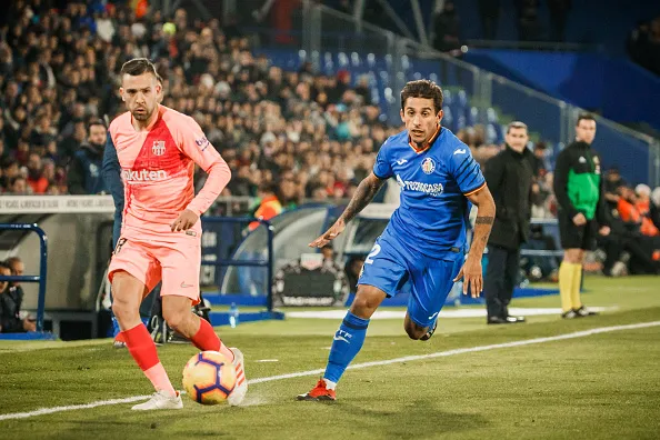 Jordi Alba, do Barcelona e Damián Suárez do Getafe na disputa pela bola em confronto válido pela LaLiga em 2019 – (Photo by TF-Images/TF-Images via Getty Images)