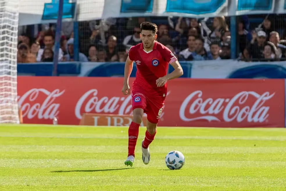 Lucas Villalba, jogador do Argentinos Juniors – Foto: Twitter/ Argentinos Jrs