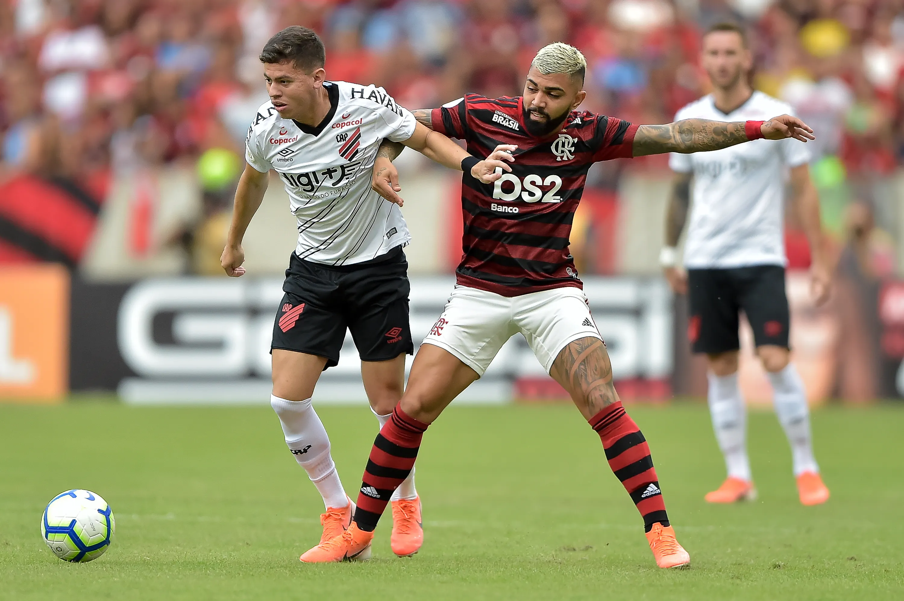 Foto: Thiago Ribeiro/AGIF – Rossetto em ação pelo Athletico-PR, em partida contra o Flamengo.